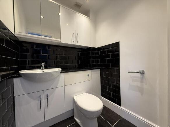 2 bed Terraced to rent Image 6