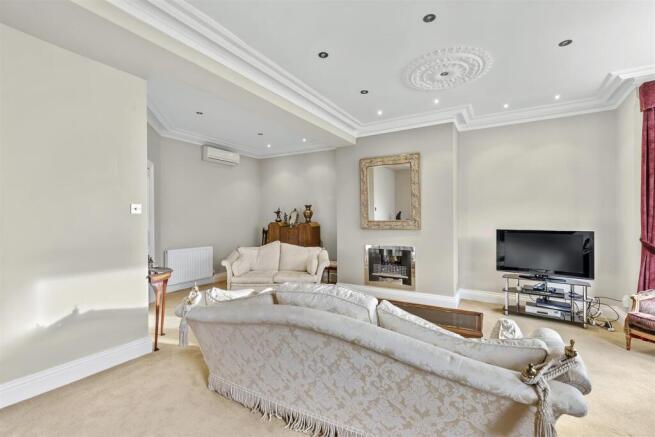 3 bed Apartment for sale Image 6