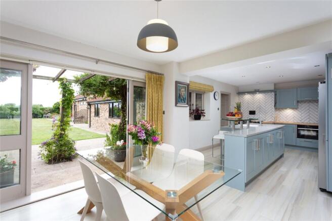 6 bed Detached for sale Image 7