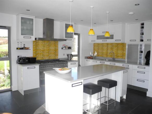 KITCHEN/LIVING ROOM