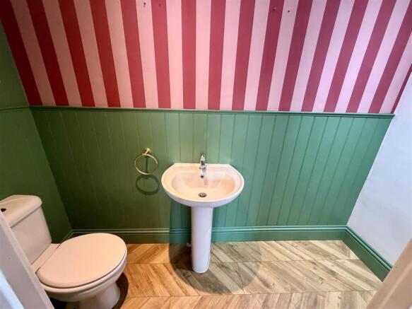 4 bed Detached to rent Image 11