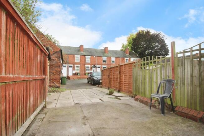 2 bed Terraced to rent Image 2