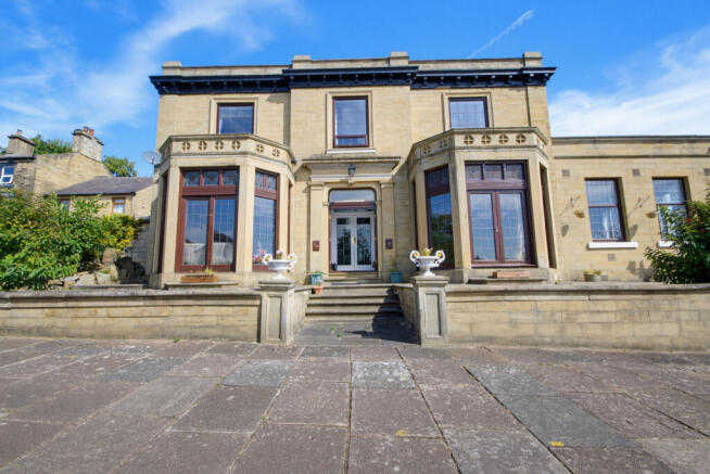 5 bed Detached for sale Image 4