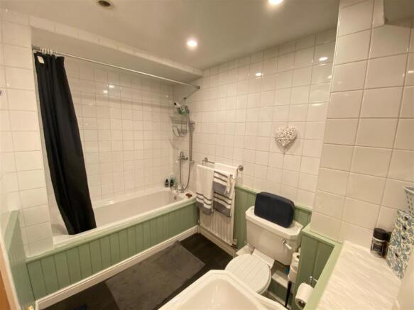 Main Bathroom/WC