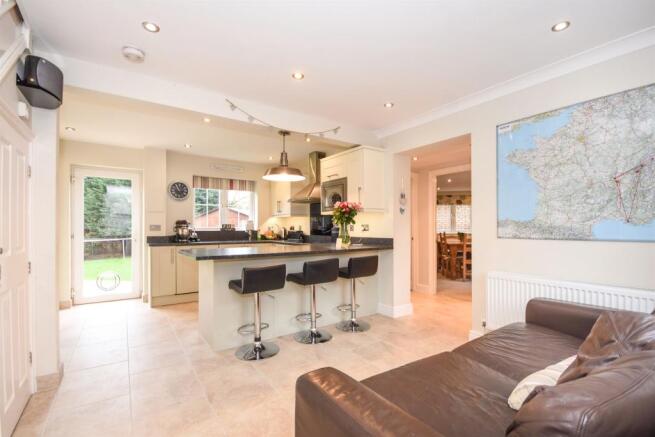 Kitchen/ Breakfast Room