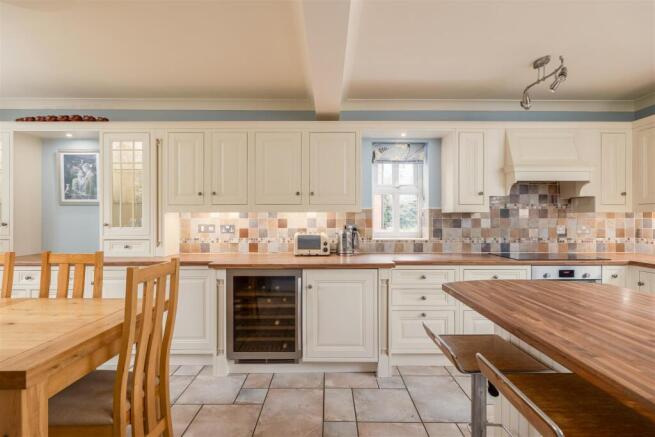 4 bed Detached for sale Image 4