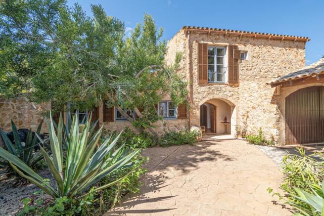 Charming villa in a peaceful residential community with pool
