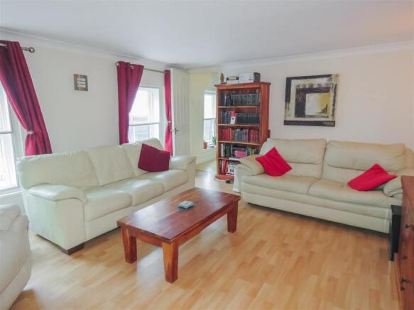 Lounge 1.JPG