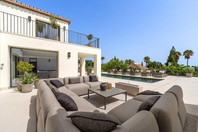 OUTDOOR LOUNGE