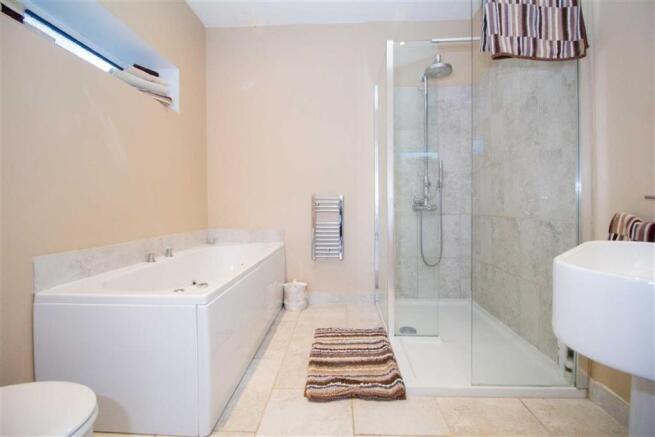 EN-SUITE BATHROOM