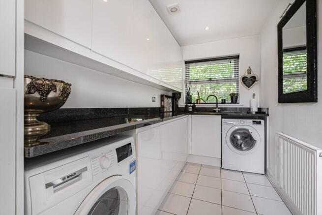5 bed Detached for sale Image 10