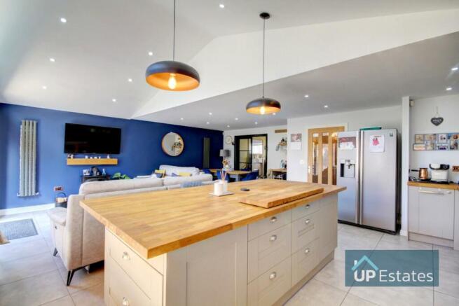 LIVING KITCHEN DINER