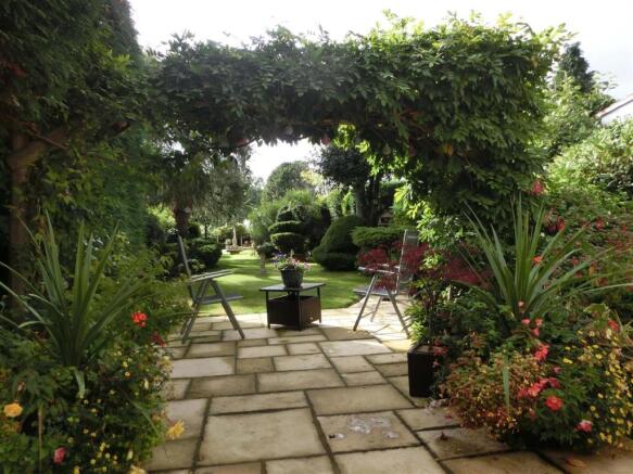 DELIGHTFUL REAR GARDEN