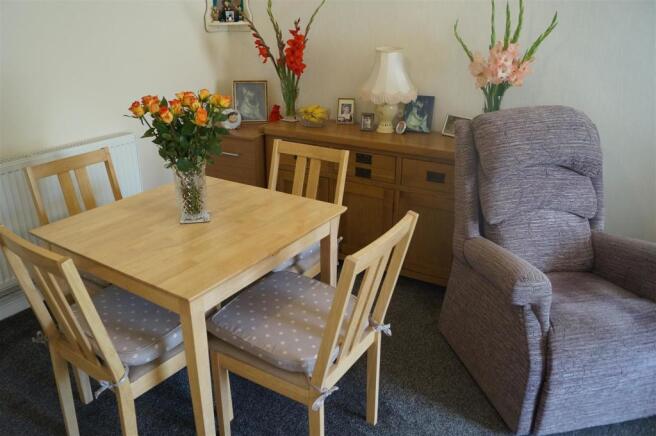 LOUNGE/DINING AREA