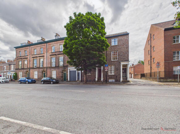 Six bedroom townhouse - For sale by auction