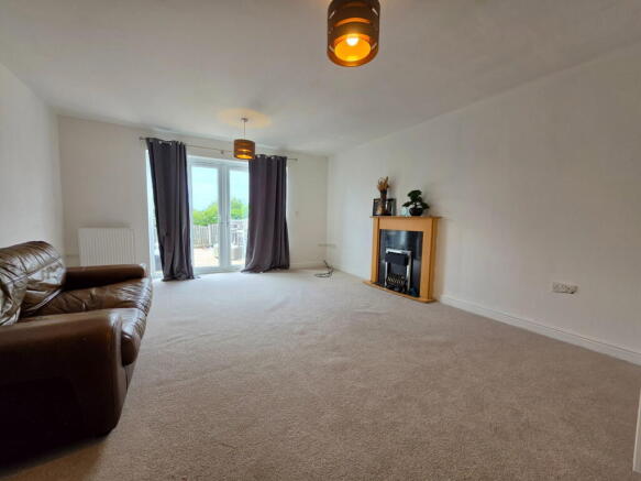 3 bed Town House for sale Image 4