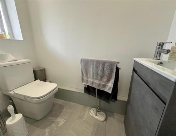 4 bed Semi-Detached to rent Image 7