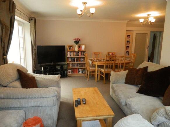Lounge/Dining ...