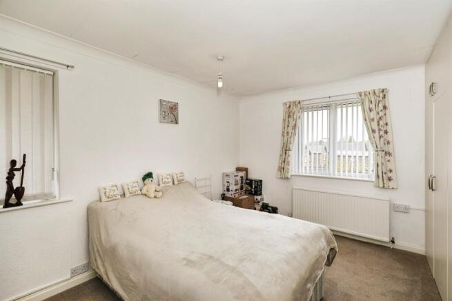 4 bed House for sale Image 6