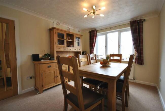 LOUNGE/DINING ROOM