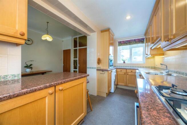 5 bed Detached for sale Image 8