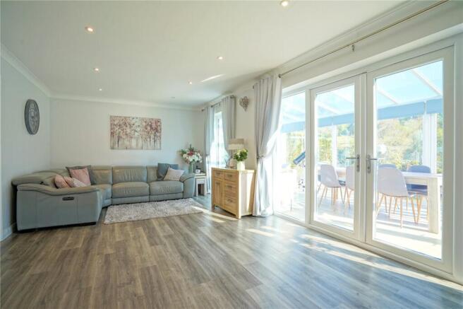 4 bed Bungalow for sale Image 7
