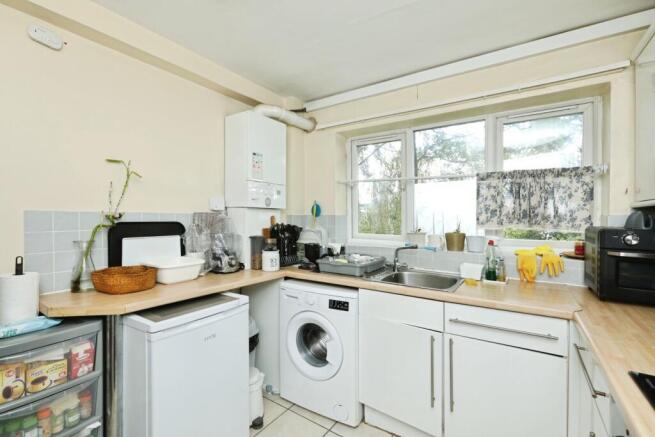 3 bed Flat for sale Image 3