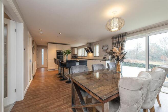 5 bed Detached for sale Image 10