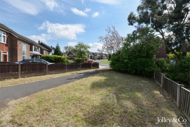 Front Garden & Driv