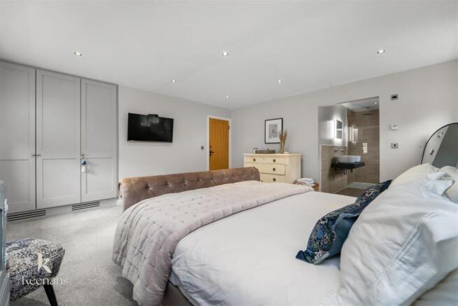 5 bed Detached for sale Image 10