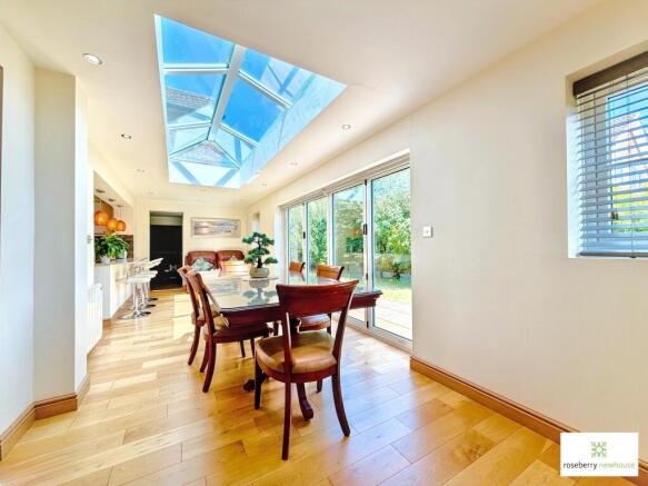5 bed Detached for sale Image 9