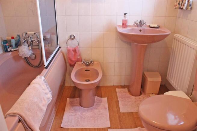 ENSUITE BATHROOM