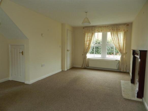 7 Dewar Drive Lounge.JPG
