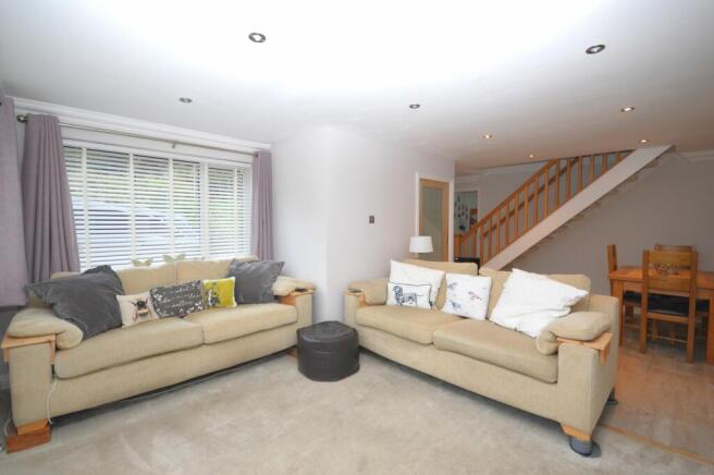LOUNGE/DINING AREA