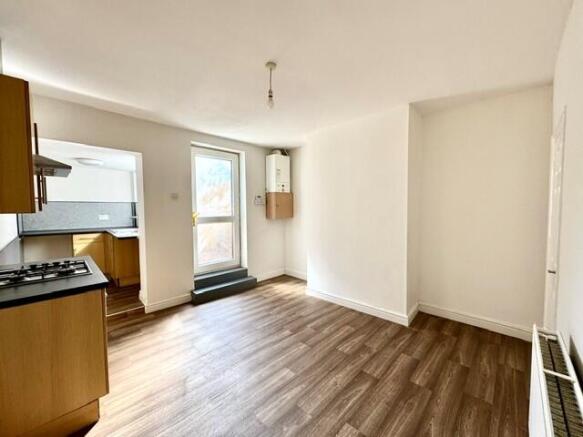 2 bed House to rent Image 5
