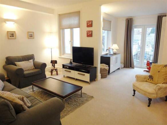 LIVING ROOM: