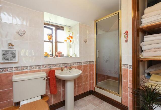 Family Bathroom 2.jp