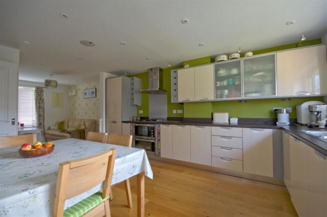 Kitchen 2.jpg