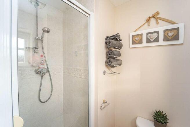 En suite showe...