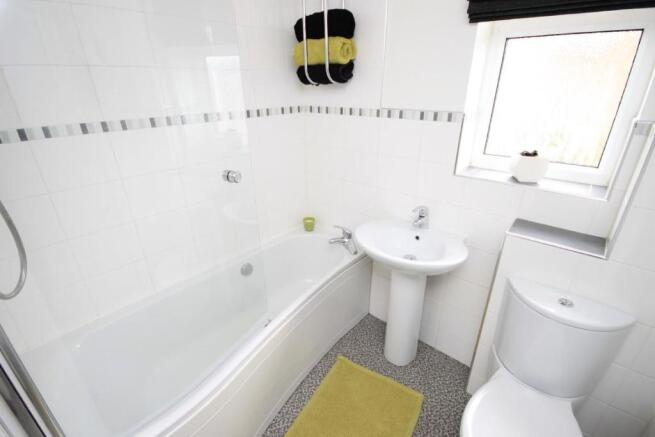 EN-SUITE BATHROOM/ W