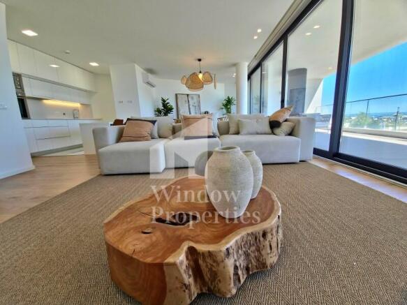 Extraordinary 2 bedroom flat in front of the sea