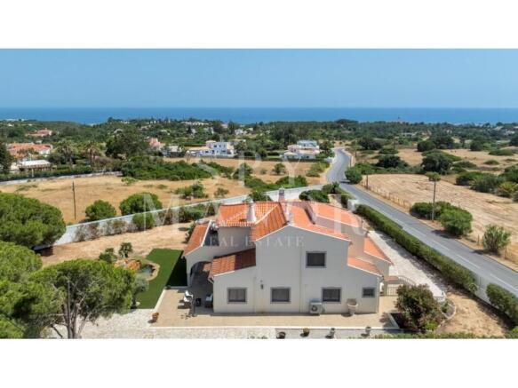 Aerial view of a detached 5-bedroom villa with sea views between Benagil and Carvoeiro. Large plot in a prime Algarve coastal location, by Spy Manor Real Estate.