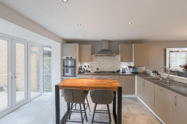 5 bed Detached for sale Image 6