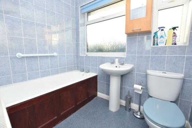 BATHROOM 02.jpg