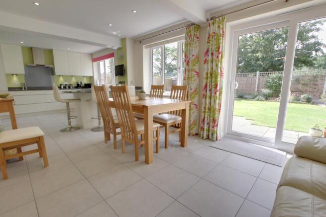 KITCHEN / FAMILY ROOM