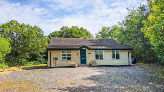 A wonderful four bedroom bungalow in Shirtlett, B