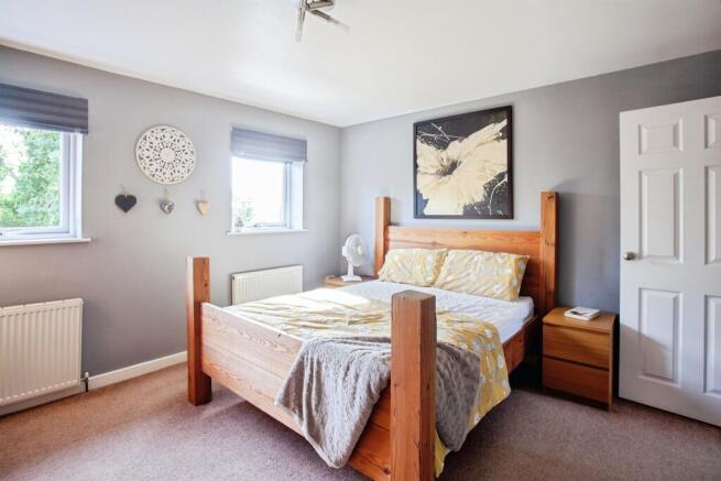 4 bed Semi-Detached for sale Image 8