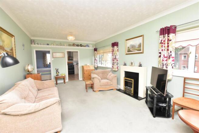 LOUNGE/DINING ROOM