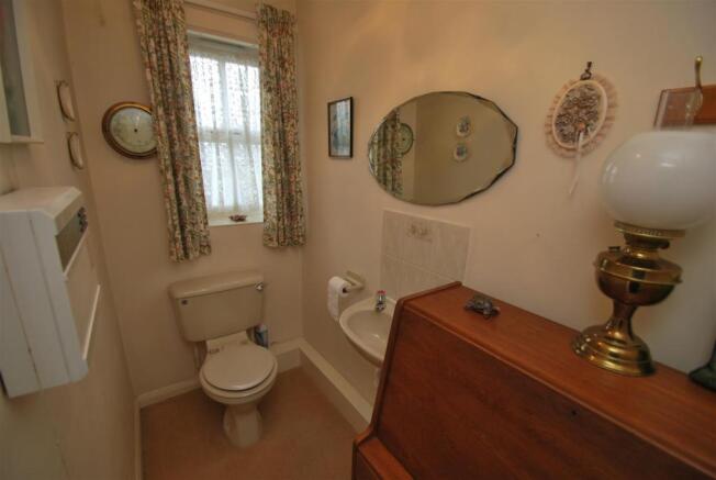 6 Sherwood Grove - Cloakroom.JPG