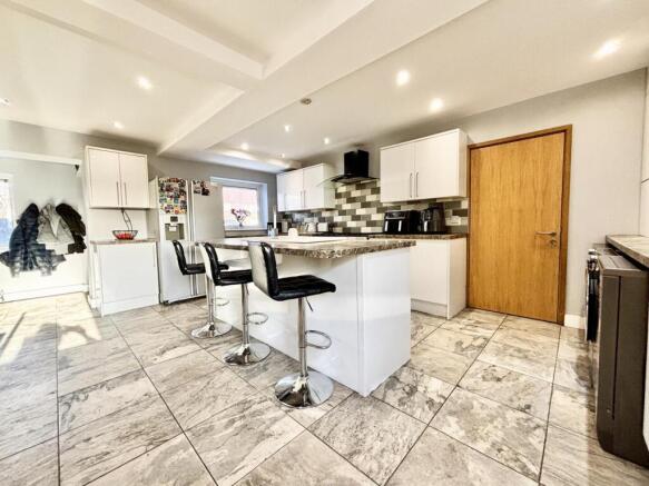 4 bed Semi-Detached for sale Image 5